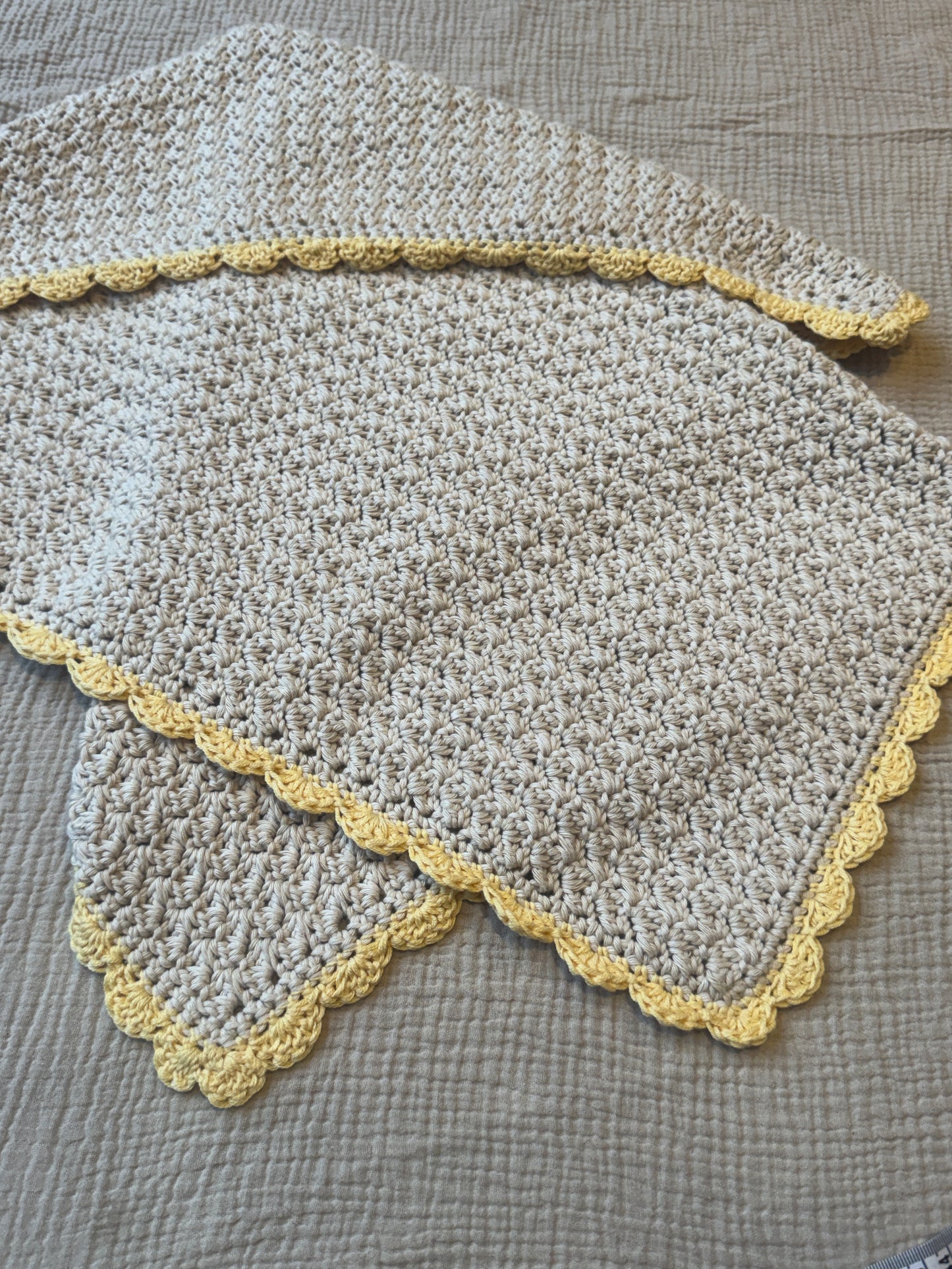 Stroller hand crochet in off white/yellow blanket