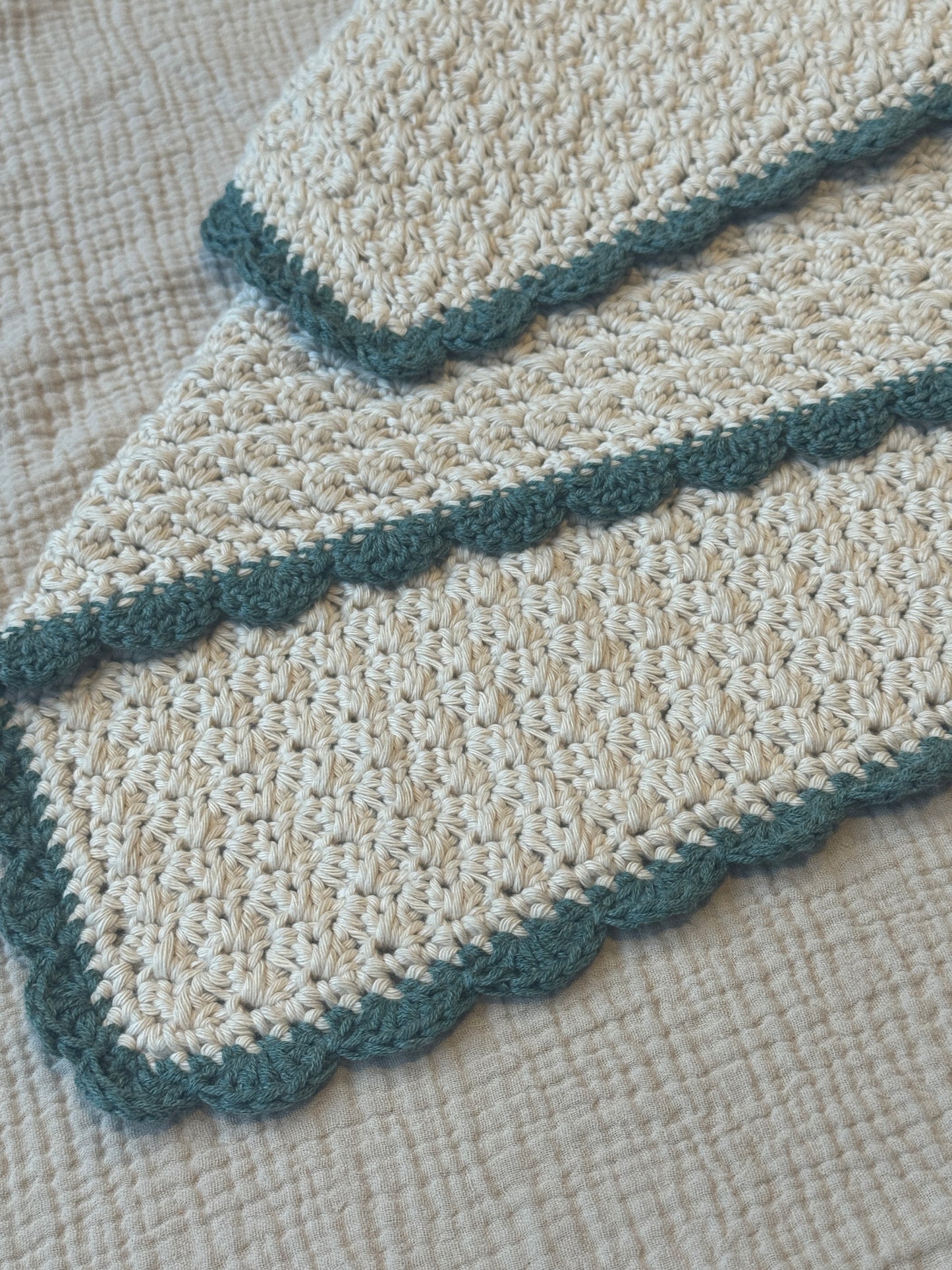 Stroller hand crochet in off white/forest green blanket