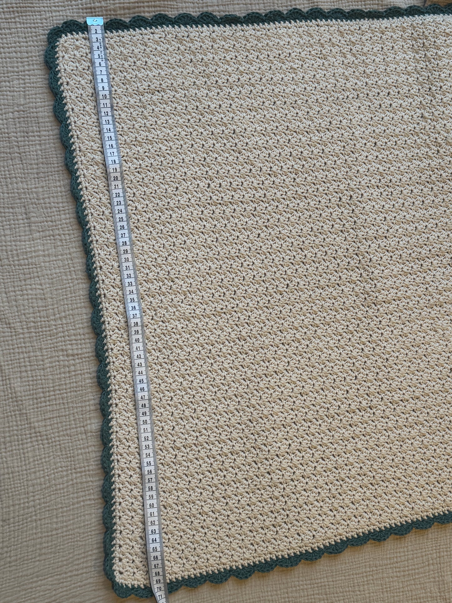 Stroller hand crochet in off white/forest green blanket